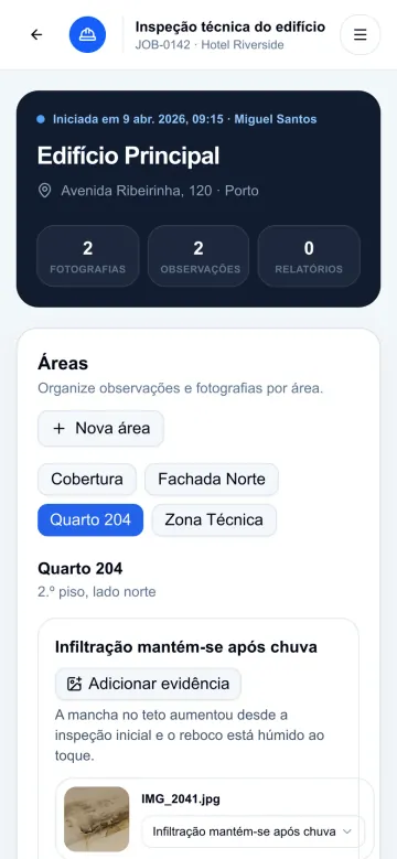 FieldProof no telemóvel: visita em curso com áreas, observação e fotografia de evidência (dados fictícios de demonstração).